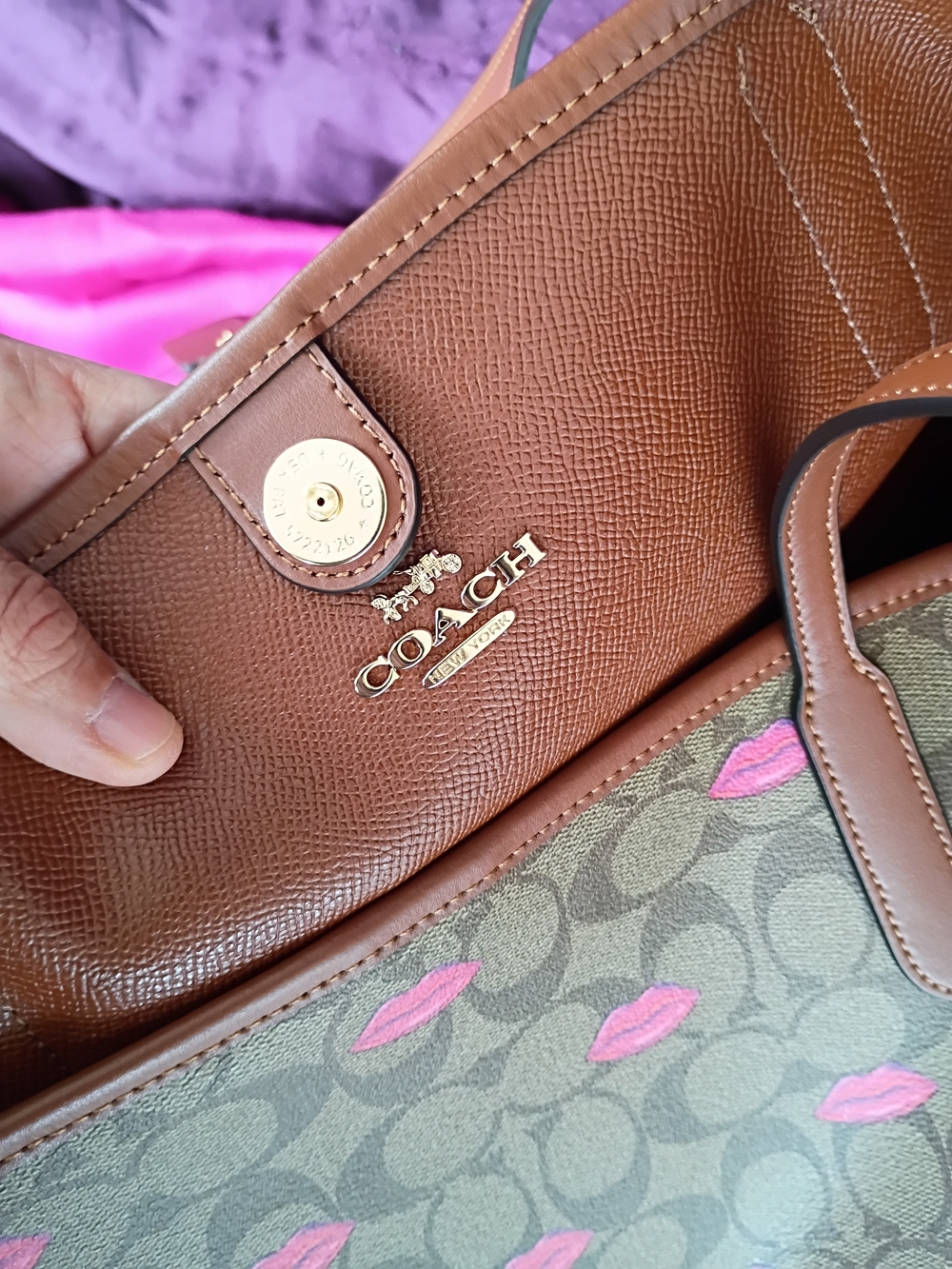 Coach Signature Sugar Lips Tote And Card Case Keychain ๐ - Picture 14 of 14